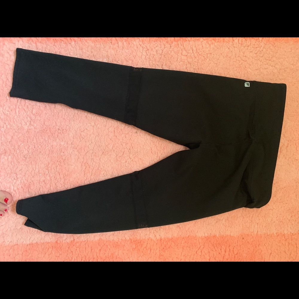 Fabletics legging black. Mid leg crop